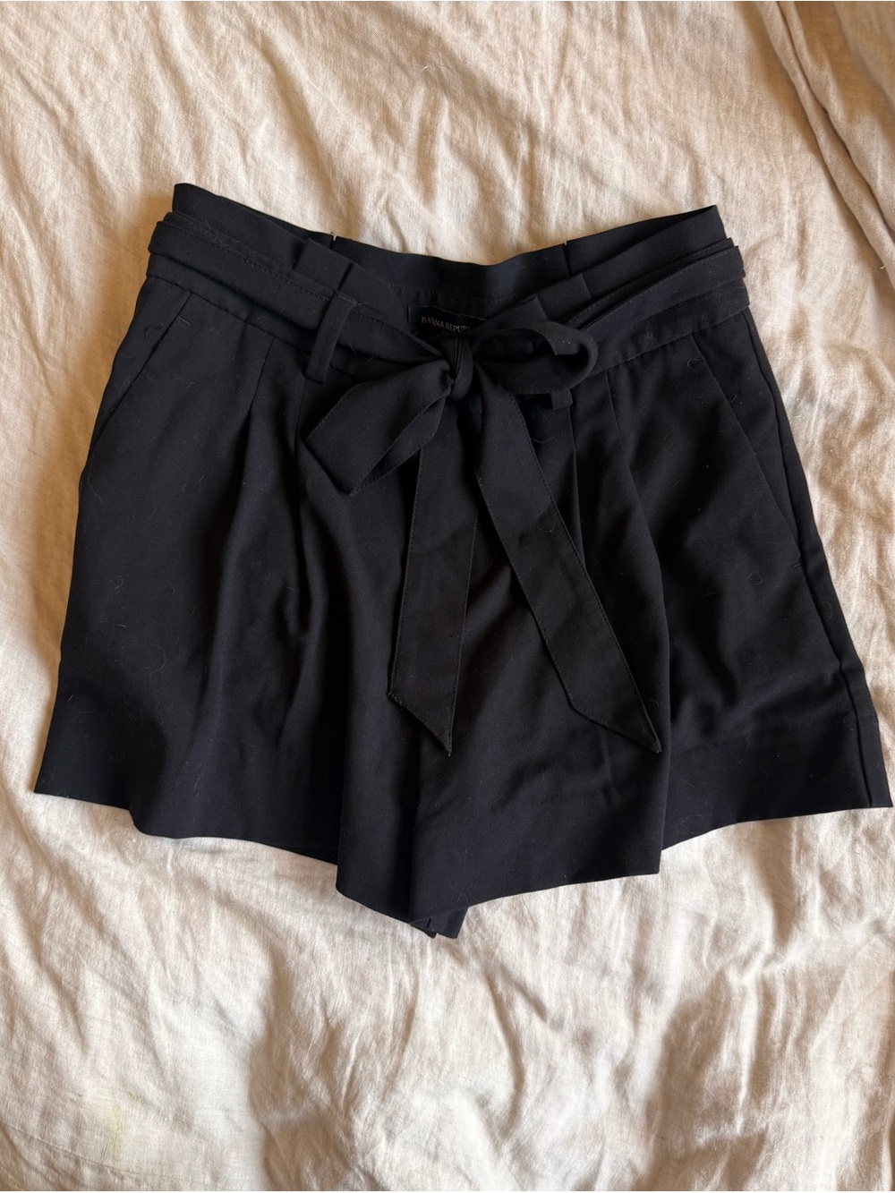 Adorable Banana Republic 4" Black Shorts with Pockets & Bow - 2